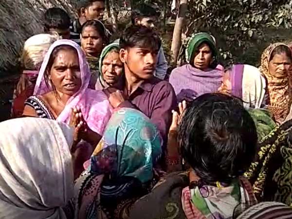 टीन शेड तोड़ता हुआ पलट गया ओवरलोड ट्रक