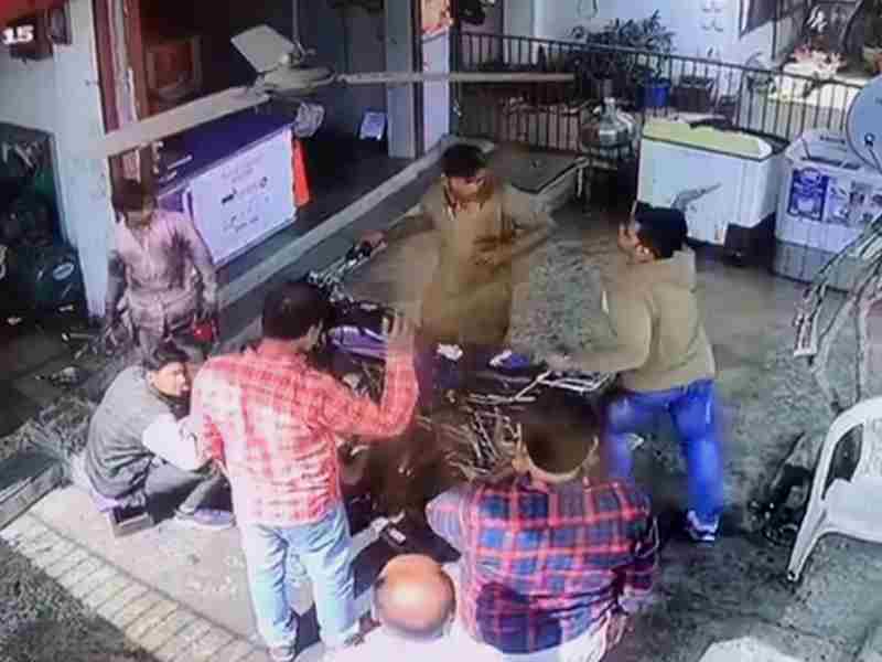 Bike mechanic beaten by relatives of road accident injured person in pratapgarh Bike mechanic beaten by relatives of road accident injured person in pratapgarh