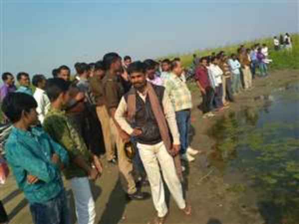 4 youth drowned in ganga and a dead body found 4 youth drowned in ganga and a dead body found