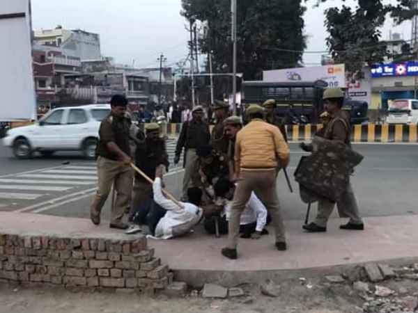 सपाईयों ने शाह को दिखाये काला झंडा
