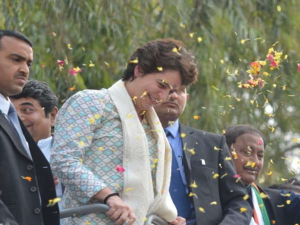 Priyanka Gandhi road show in Lucknow, See Photo Priyanka Gandhi road show in Lucknow, See Photo