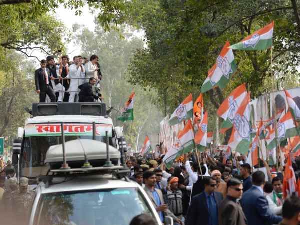 लखनऊ एयरपोर्ट से कांग्रेस दफ्तर तक प्रियंका का रोड शो