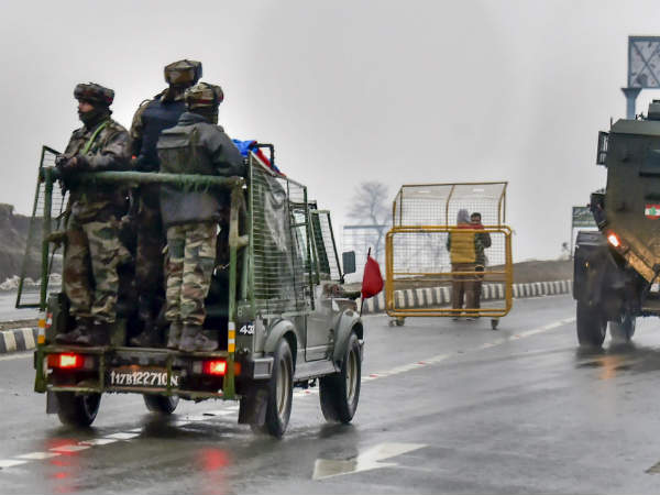 खंगाले जा रहे हैं फोन नंबर्स भी