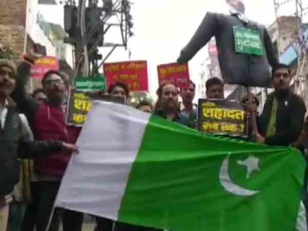 पैम्पलेट और स्लोगन के साथ हुआ विरोध