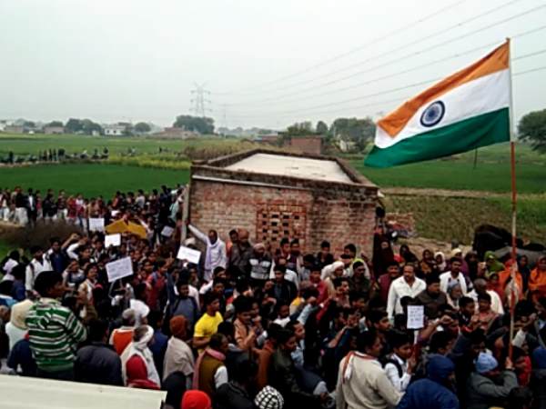 शहीद के घर पर लगाए तिरंगे झंडे
