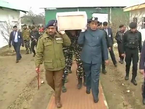 राजनाथ ने दिया कंधा, लगे 'वीर जवान अमर रहें' के नारे