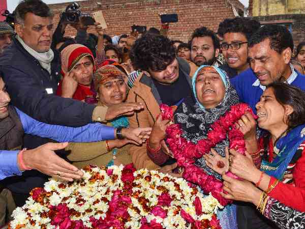 शहीदों को अंतिम विदाई में उमड़ा जनसैलाब,रूलाने वाली तस्वीरें शहीदों को अंतिम विदाई में उमड़ा जनसैलाब,रूलाने वाली तस्वीरें