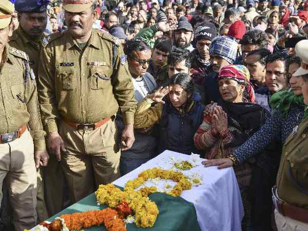 बेटी ने शहीद पिता को गर्व से दी सलामी