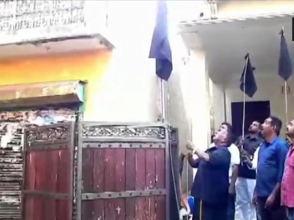Puducherry CM V Narayanasamy hoists black flag at his residence as a mark of protest against Kiran Bedi Puducherry CM V Narayanasamy hoists black flag at his residence as a mark of protest against Kiran Bedi
