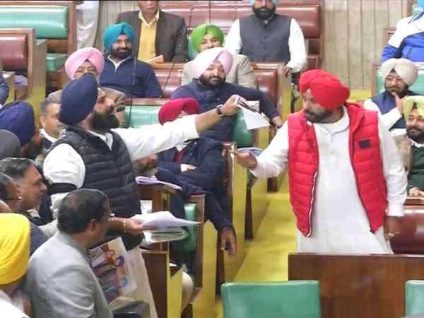 पाकिस्तान के झंडे को भी जलाया