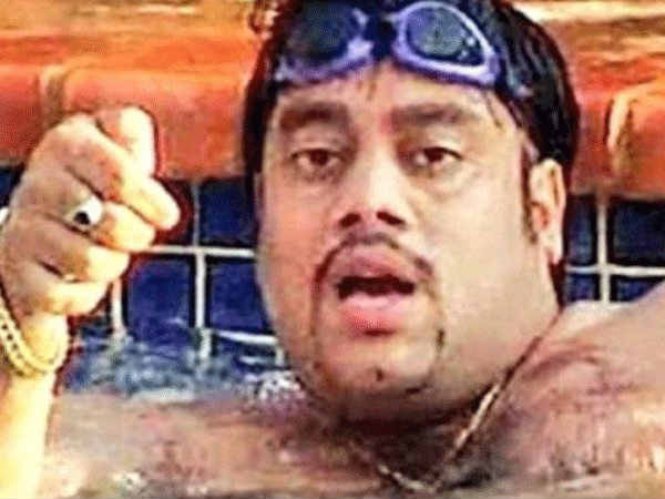 दुबई में भी वसूला हफ्ता