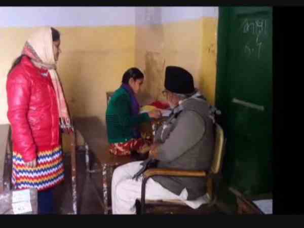 यूपी बोर्ड परीक्षा में दिखा यह नजारा