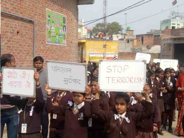 school students pays homage to the soilders martyred in pulwama attack school students pays homage to the soilders martyred in pulwama attack