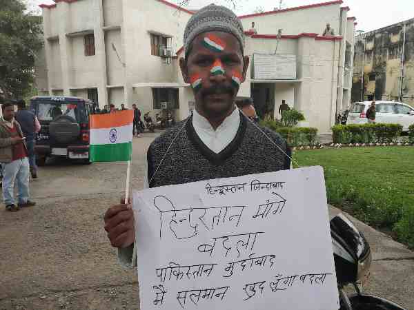 A youth demanded revenge after pulwama attack in UP A youth demanded revenge after pulwama attack in UP