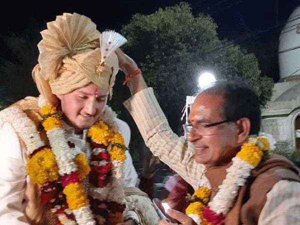 Shivraj Singh Chauhan Stop Barat in indore For bless to groom Shivraj Singh Chauhan Stop Barat in indore For bless to groom