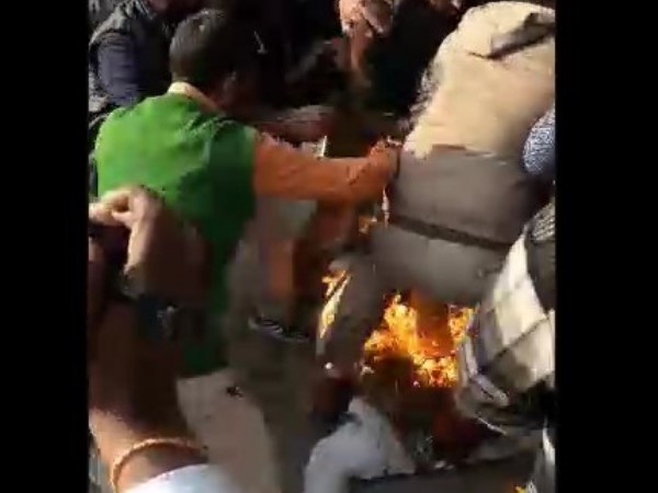 इलाहाबाद में लाठीचार्ज, कई जख्मी