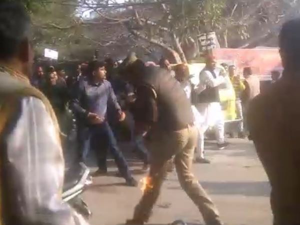 गोरखपुर में पुलिस साथ जमकर हुई धक्का-मुक्की