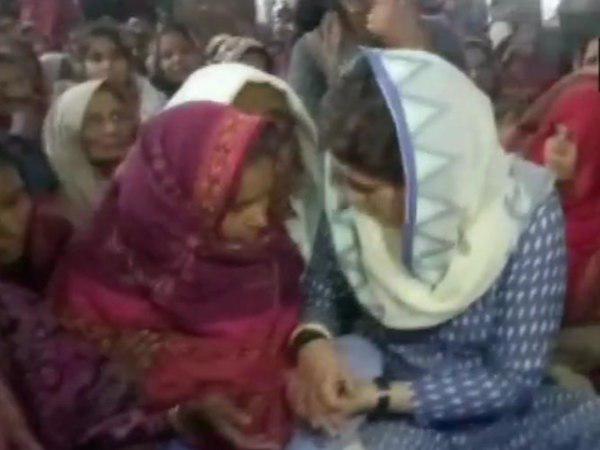 Rahul-Priyanka reached the house of martyrs, gave consolations to the famlies Rahul-Priyanka reached the house of martyrs, gave consolations to the famlies