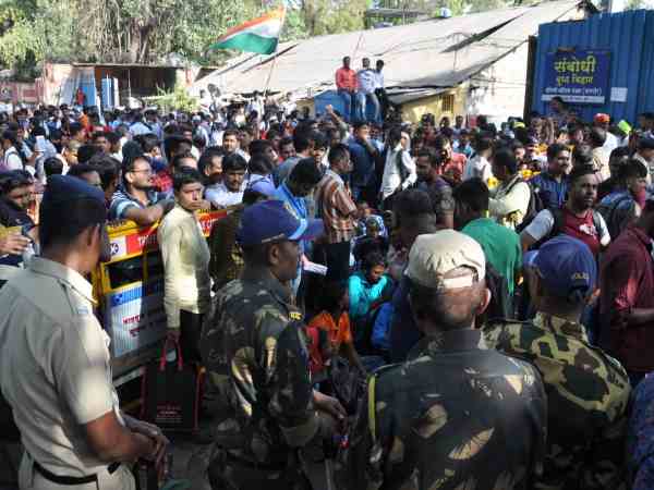 police lathicharge on the students for protesting police lathicharge on the students for protesting