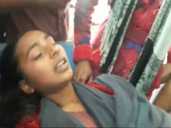 शिक्षकों को बनाया बंधक