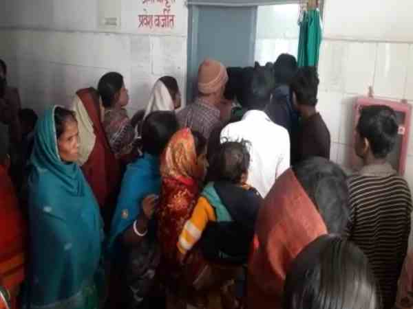 परिजनों ने की तोड़फोड़