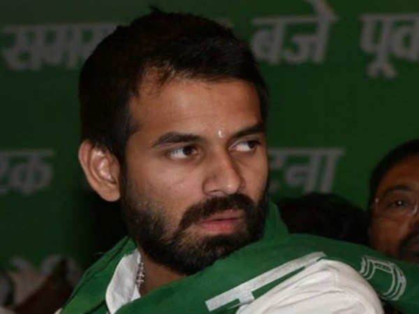 बिना सिक्योरिटी पास विधानसभा के अंदर घुस गए तेजप्रताप यादव के प्राइवेट बॉडीगार्ड, पूछने पर दिया ये जवाब बिना सिक्योरिटी पास विधानसभा के अंदर घुस गए तेजप्रताप यादव के प्राइवेट बॉडीगार्ड, पूछने पर दिया ये जवाब