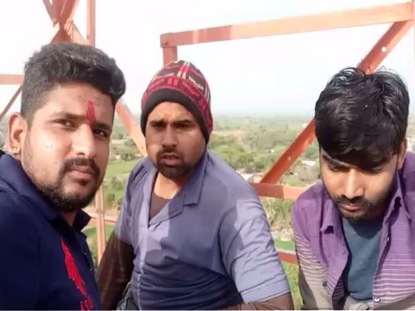 three youth of rajasthan climbed on mobile tower three youth of rajasthan climbed on mobile tower