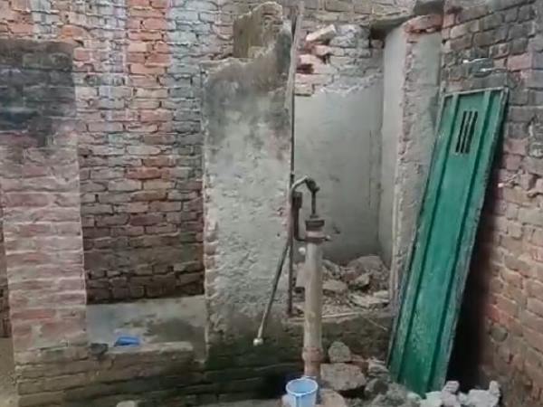 swachh bharat mission gramin project toilet roof fell down on old man swachh bharat mission gramin project toilet roof fell down on old man