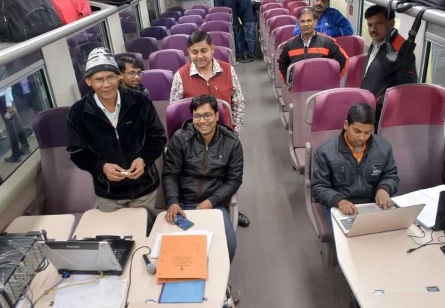 ट्रेन के कोच में स्पेन से मंगाई विशेष सीट भी लगाई गई