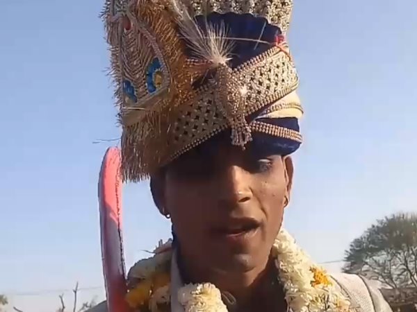 मामा-भांजे ने घोड़ी पर सवार होकर निकाली बारात