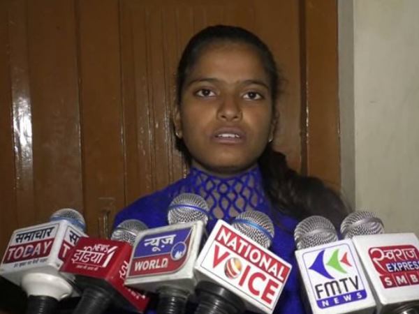 शिक्षकों ने करवाई सामूहिक नकल