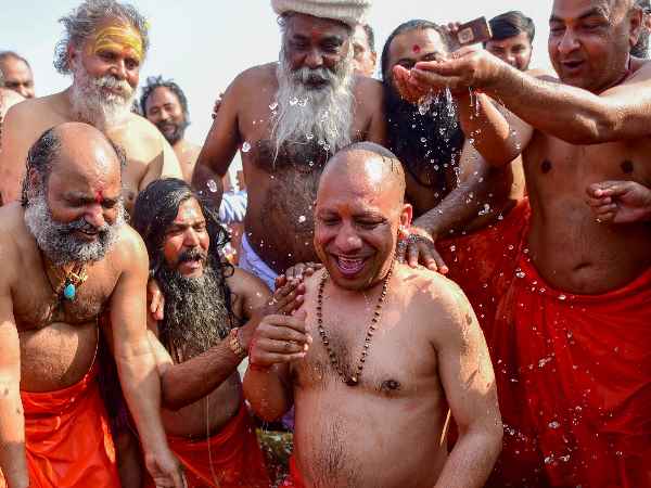 योगी मंत्रीमंडल कुभ में पाप धोने गया था