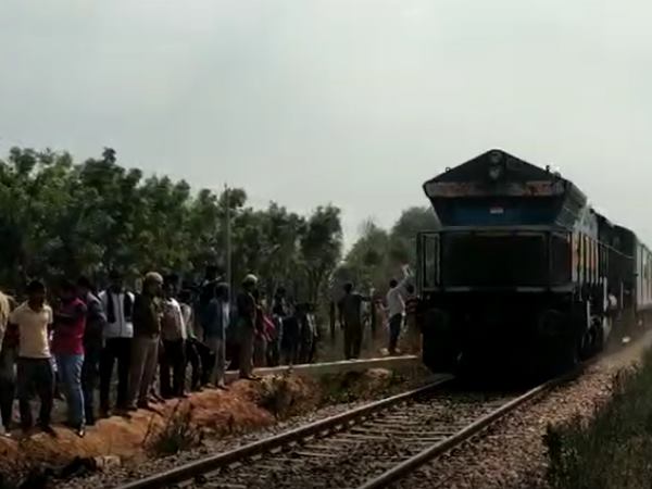 two killed from passenger train in farrukhabad two killed from passenger train in farrukhabad