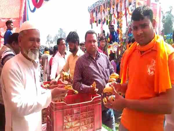 muslims distributed fruits on mahashivratri festival muslims distributed fruits on mahashivratri festival