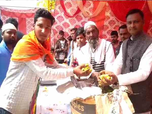 muslims distributed fruits on mahashivratri festival muslims distributed fruits on mahashivratri festival