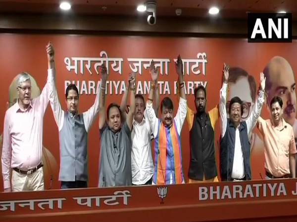 BJP gets support of Gorkha Janmukti Morcha and Gorkha National Liberation Front in Darjeeling BJP gets support of Gorkha Janmukti Morcha and Gorkha National Liberation Front in Darjeeling