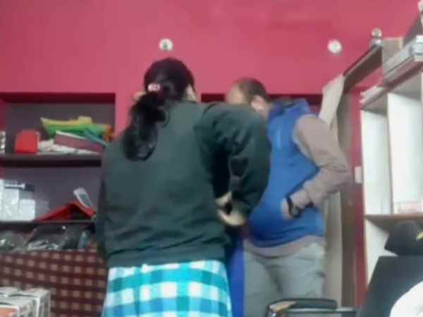 महिला ने पुलिस को दिए सबूत