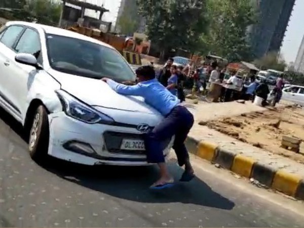 2 किलीमीटर बाद रोकी कार