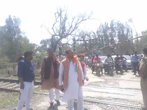 bjp minister suresh khanna crossing rail track ignoring rules bjp minister suresh khanna crossing rail track ignoring rules