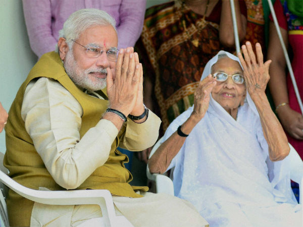गुजरात दौरे पर PM मोदी पहुंचे मां से मिलने, साथ गुजारे 30 मिनट गुजरात दौरे पर PM मोदी पहुंचे मां से मिलने, साथ गुजारे 30 मिनट