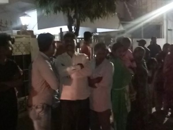 कार के पिछले हिस्से में फंस गया शव