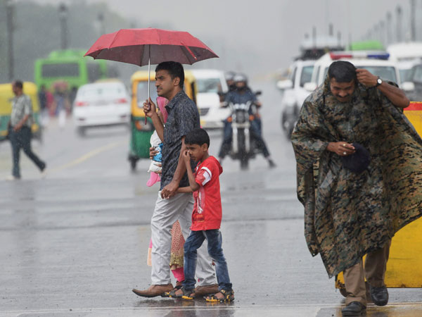 बारिश के साथ तेज हवाएं चलने का अनुमान