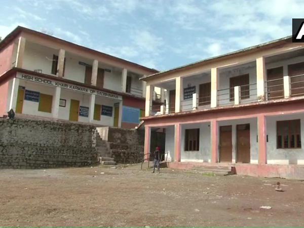पाकिस्तान की तरफ से जारी गोलीबारी से पुंछ इलाके में दहशत, स्कूल बंद और परीक्षाएं रद्द पाकिस्तान की तरफ से जारी गोलीबारी से पुंछ इलाके में दहशत, स्कूल बंद और परीक्षाएं रद्द
