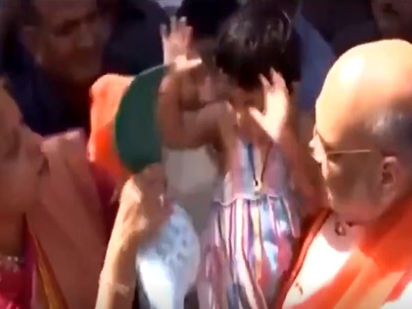 अमित शाह की पोती नहीं पहनीं बीजेपी की कैप