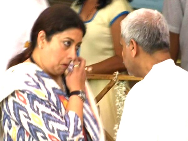 मनोहर पर्रिकर को अंतिम विदाई देते हुए रो पड़ीं स्मृति ईरानी मनोहर पर्रिकर को अंतिम विदाई देते हुए रो पड़ीं स्मृति ईरानी