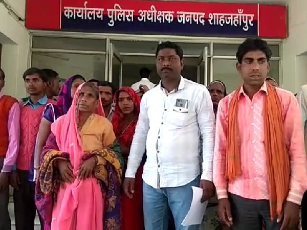 ठेकेदार ने मजदूरों को फंसाया