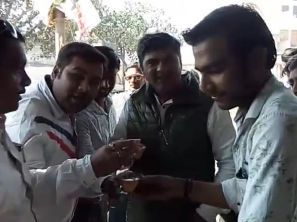 Free tea in varanasi for welcoming IAF pilot abhinandan Free tea in varanasi for welcoming IAF pilot abhinandan