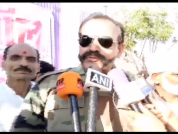 मैच में जनता के सामने किया पेश