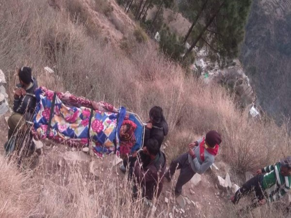 people took injured woman 14 km on their shoulder for treatment people took injured woman 14 km on their shoulder for treatment