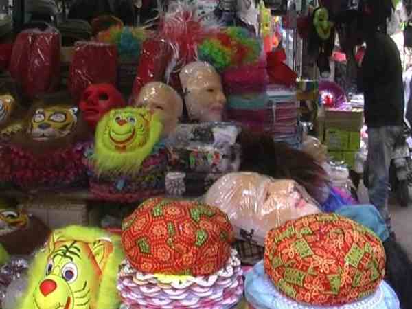 Modi mask in demand on holi in city Modi mask in demand on holi in city